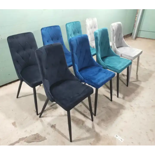 Bézs steppelt szék fekete lábakkal