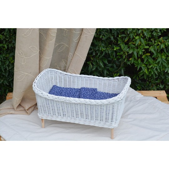 Fehér kézzel kötött babaágy kék takaróval