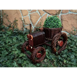 Fonott traktor alakú virágcserép