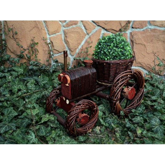 Fonott traktor alakú virágcserép