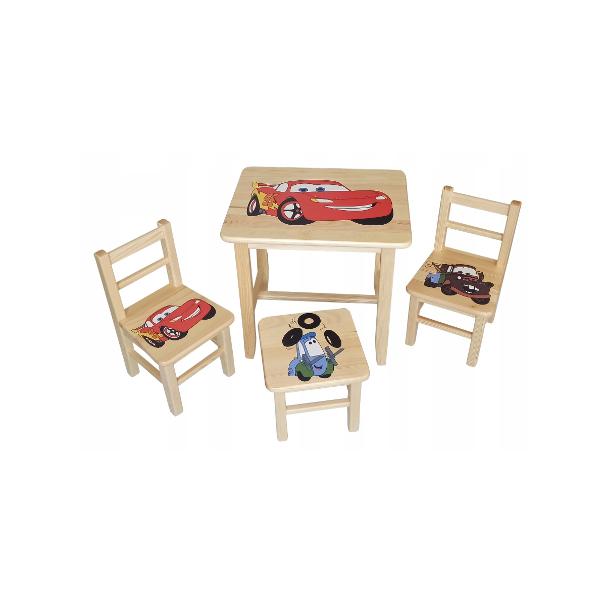 Gyerekasztal székekkel, a Verdák mese motívumával