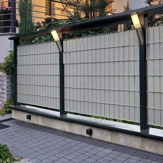 Barna PVC takarószalagok kerítéspanelhez 19 cm x 35 m csíptetőkkel