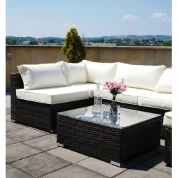 Minőségi, 7 részes rattan bútorszett bézs párnákkal.