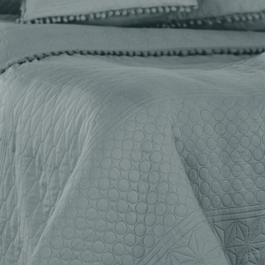 Kétoldalas szürke MEADORE ágytakaró pomponokkal, 220x240