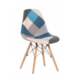 Kék színű, patchwork steppeléssel ellátott szék.