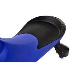 Gyerekeknek szánt, kék színű kisautó színes LED-kerekekkel.