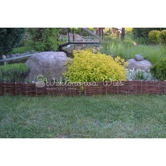 Vesszőből készült paliszádok, 20 cm magasak és 120 cm hosszúak.