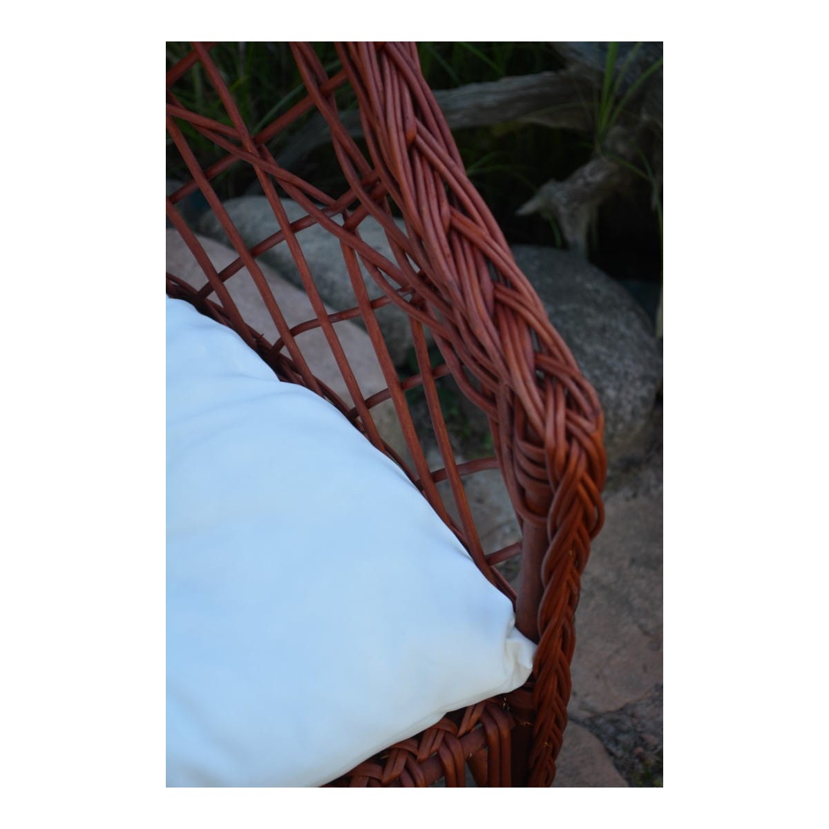 Cseresznyeszínű kerti fotel fehér párnával.