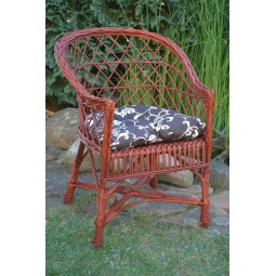 Kerti cseresznyeszínű fotel barna mintájú párnával.