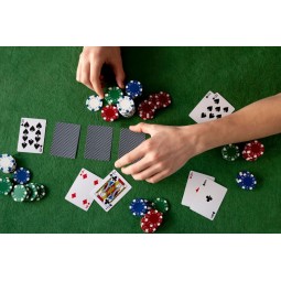 Póker és blackjack készlet – 500 darab zseton, 2 kártyapakli, dobókockák, játékszőnyeg és bőrönd