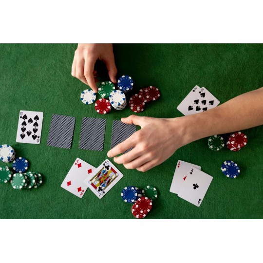 Póker és blackjack készlet – 500 darab zseton, 2 kártyapakli, dobókockák, játékszőnyeg és bőrönd
