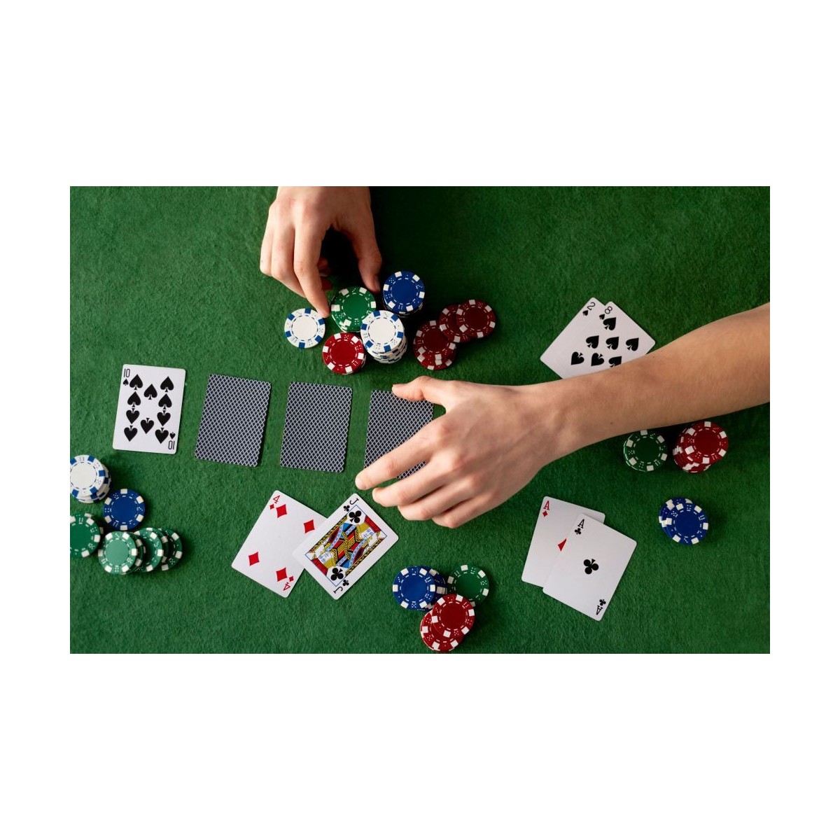 Póker és blackjack készlet – 500 darab zseton, 2 kártyapakli, dobókockák, játékszőnyeg és bőrönd