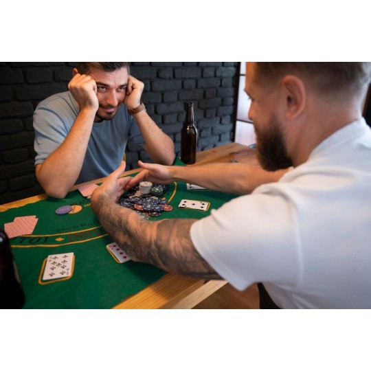 Póker és blackjack készlet – 500 darab zseton, 2 kártyapakli, dobókockák, játékszőnyeg és bőrönd