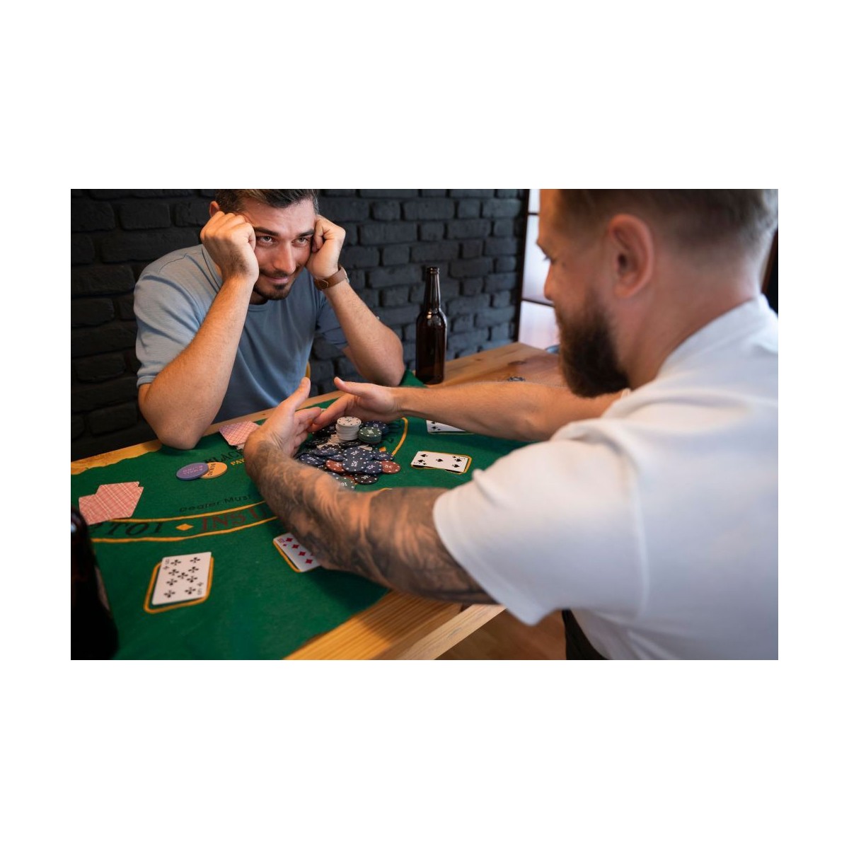 Póker és blackjack készlet – 500 darab zseton, 2 kártyapakli, dobókockák, játékszőnyeg és bőrönd