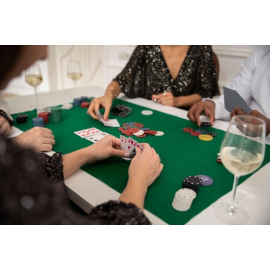 Póker és blackjack készlet – 500 darab zseton, 2 kártyapakli, dobókockák, játékszőnyeg és bőrönd
