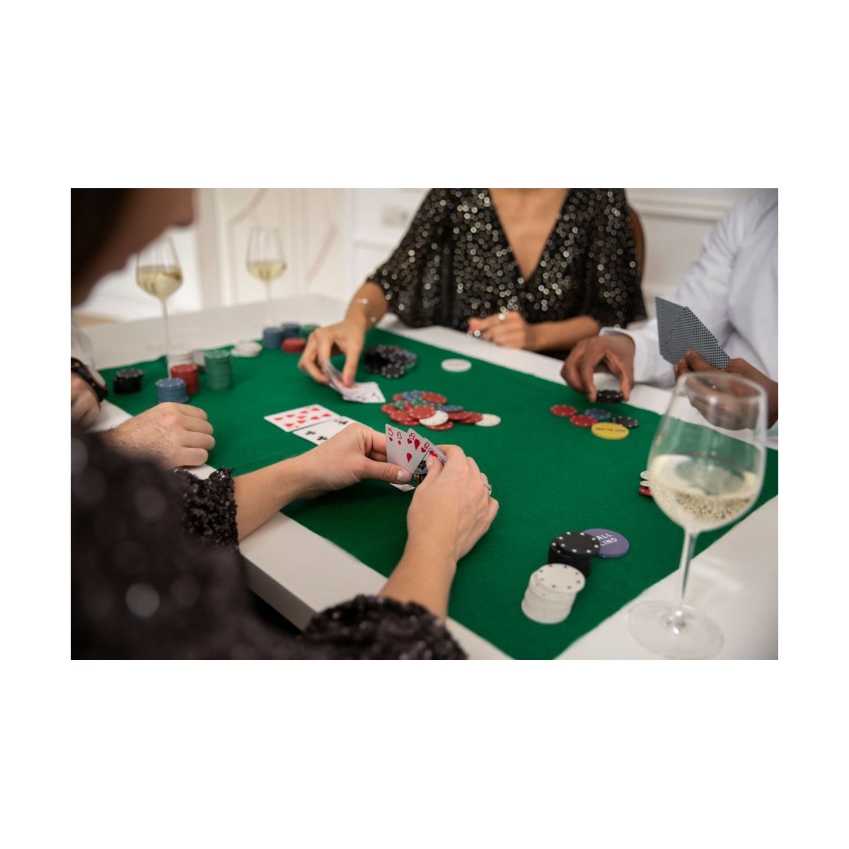 Póker és blackjack készlet – 500 darab zseton, 2 kártyapakli, dobókockák, játékszőnyeg és bőrönd