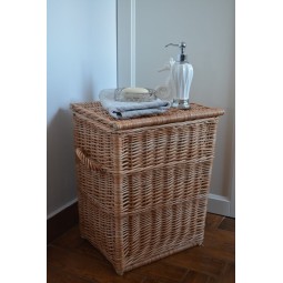 Elegáns fonott szennyeskosár, magassága 50 cm