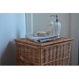 Elegáns fonott szennyeskosár, magassága 50 cm