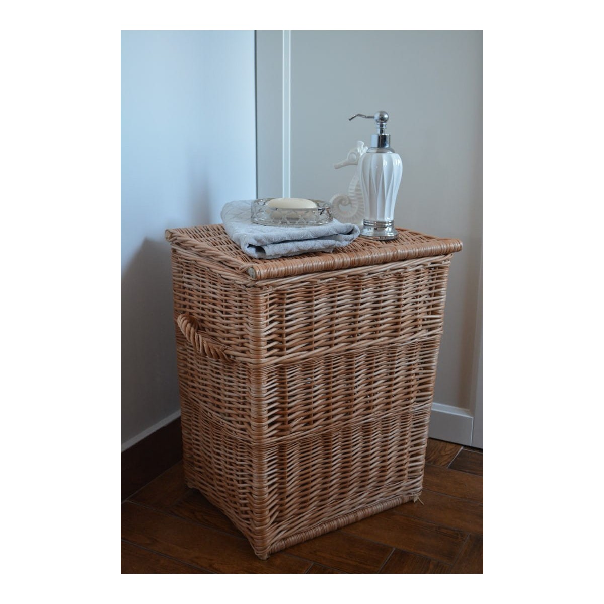 Elegáns fonott szennyeskosár wenge színben, 50 cm magas