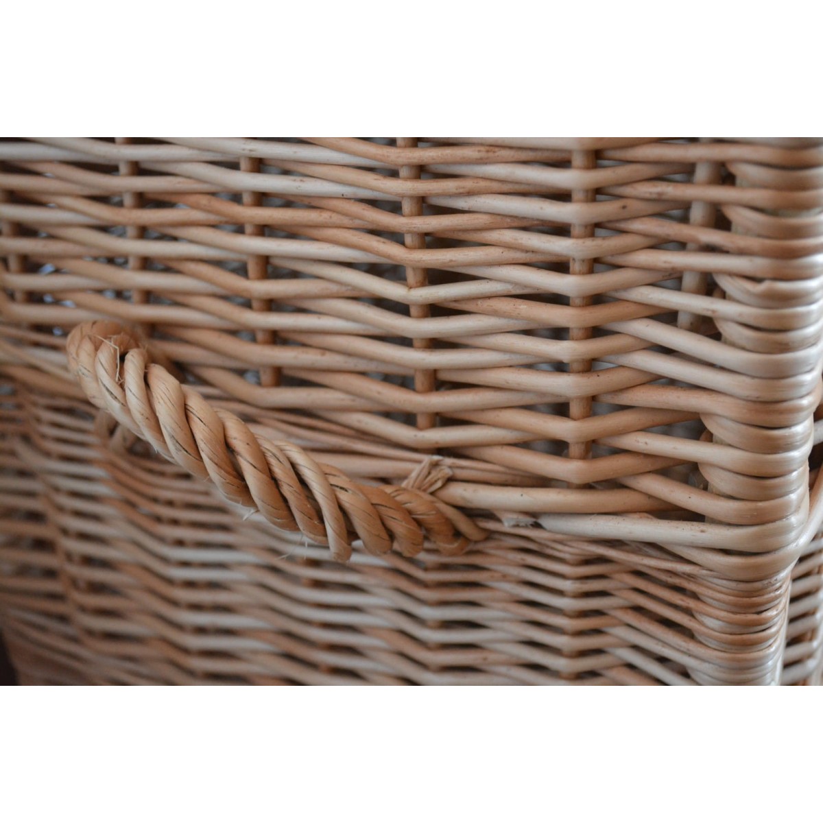 Elegáns fonott szennyeskosár wenge színben, 50 cm magas