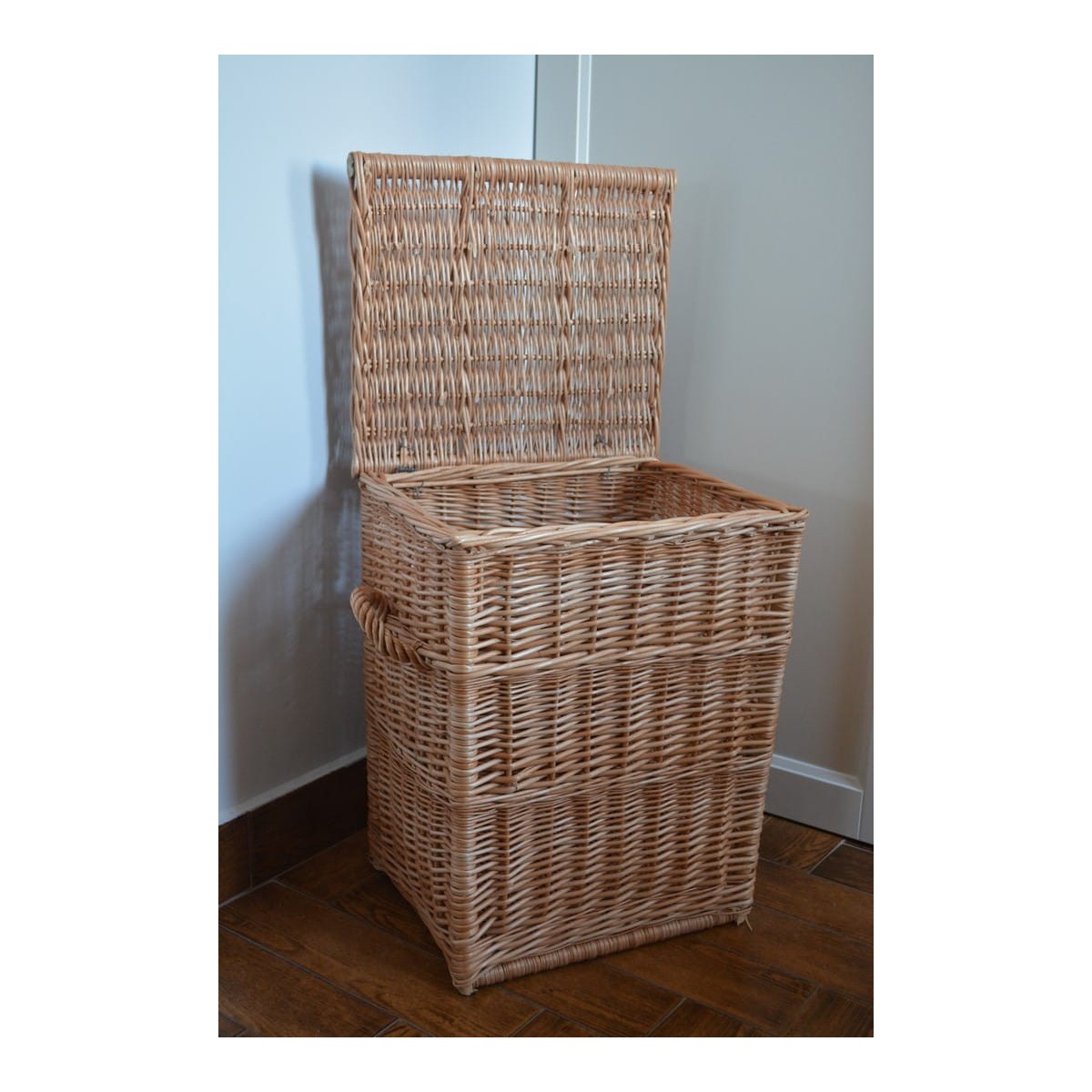 Barna fonott mosókosár, magassága 50 cm