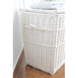 Fonott szennyeskosár fehér színben, magassága 50 cm