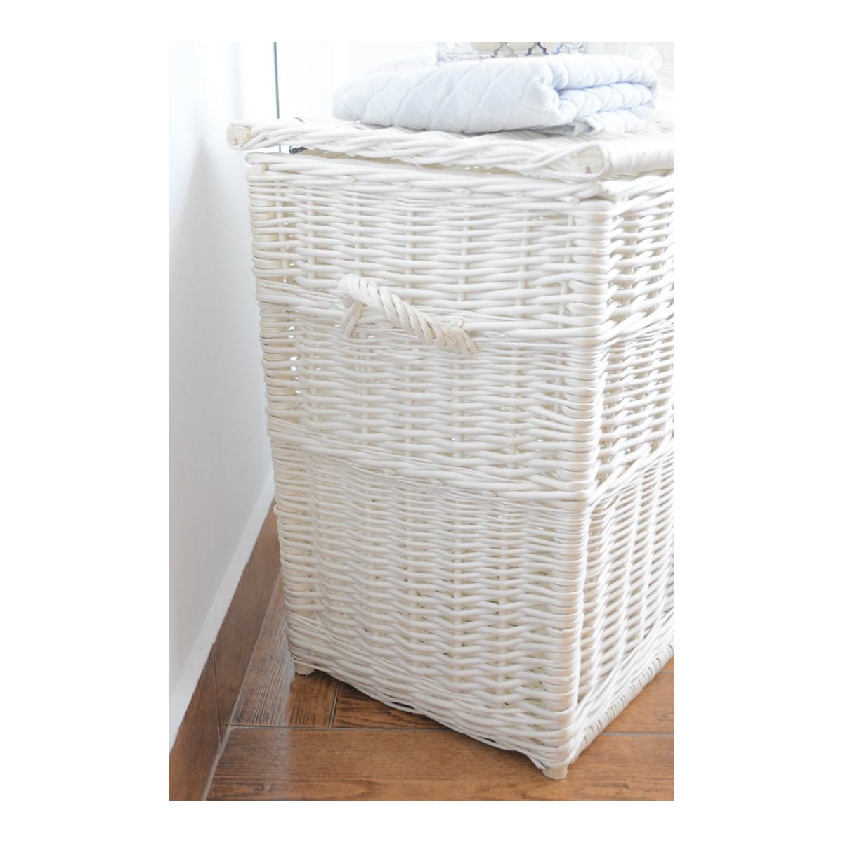 Fonott szennyeskosár fehér színben, magassága 50 cm