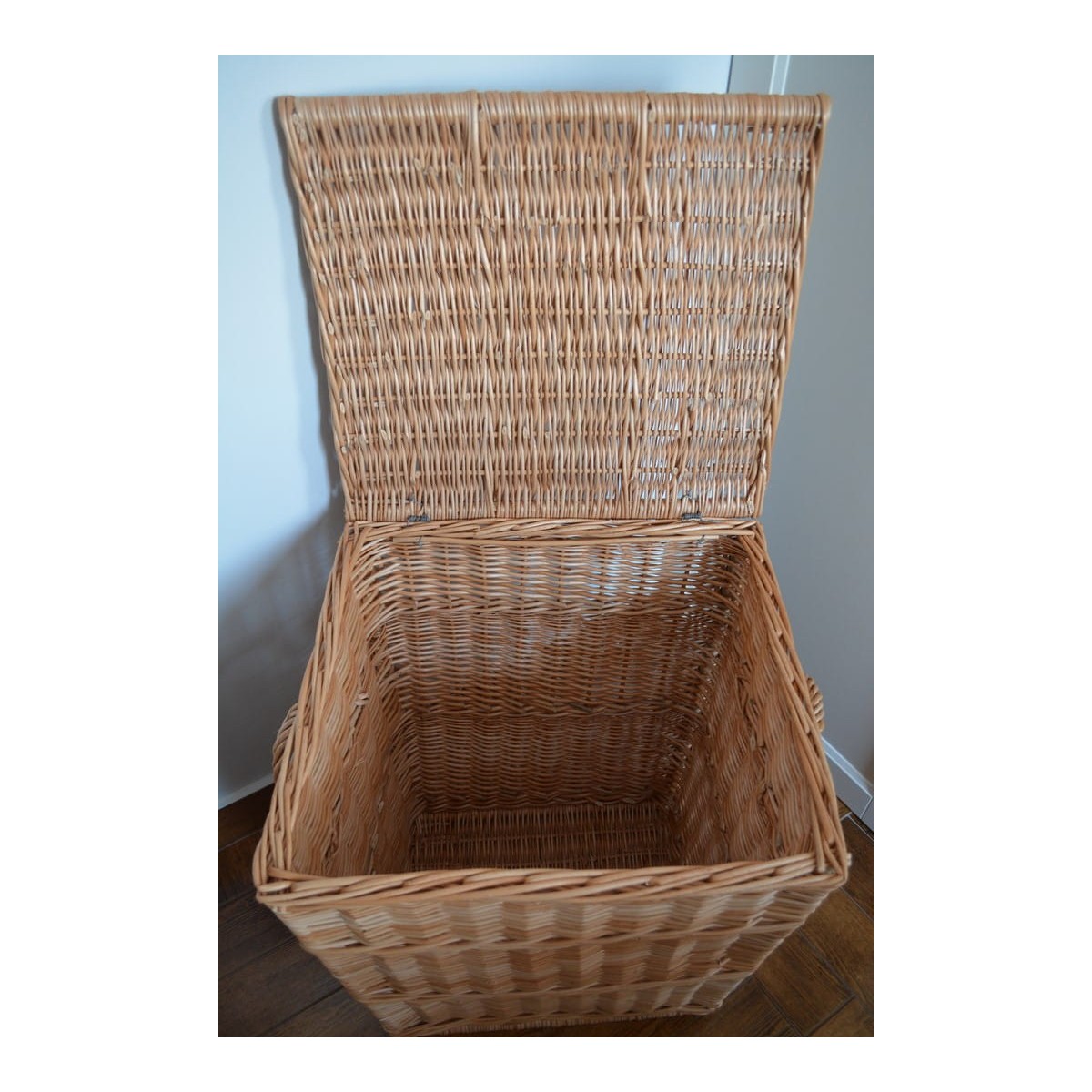 Barna fonott szennyeskosár, magassága 60 cm