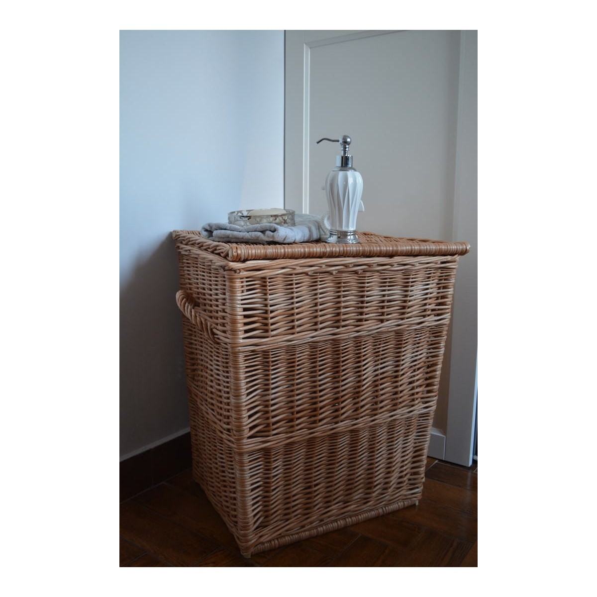 Barna fonott szennyeskosár, magassága 60 cm