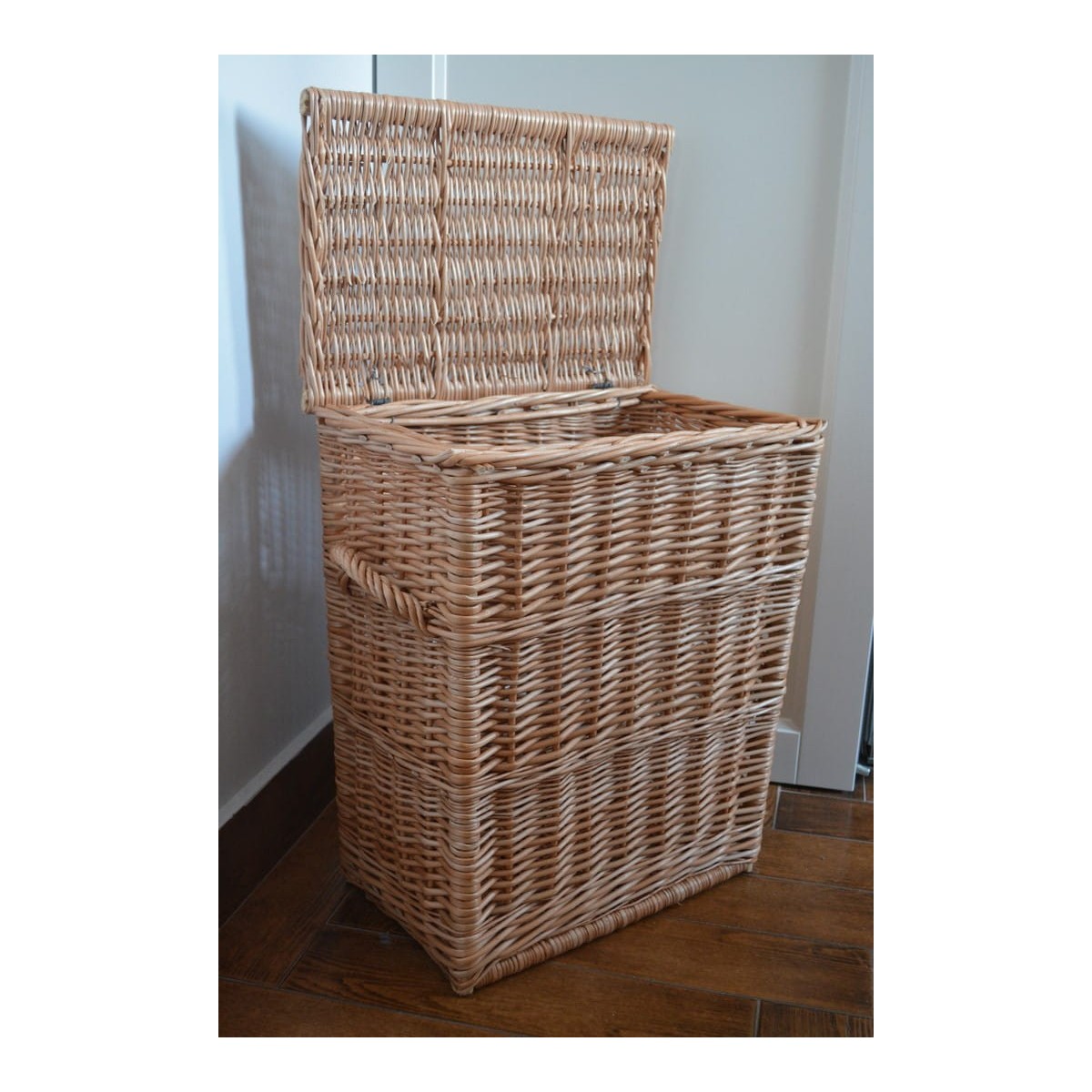 Cseresznyeszínű, téglalap alakú szennyeskosár, magassága 50 cm