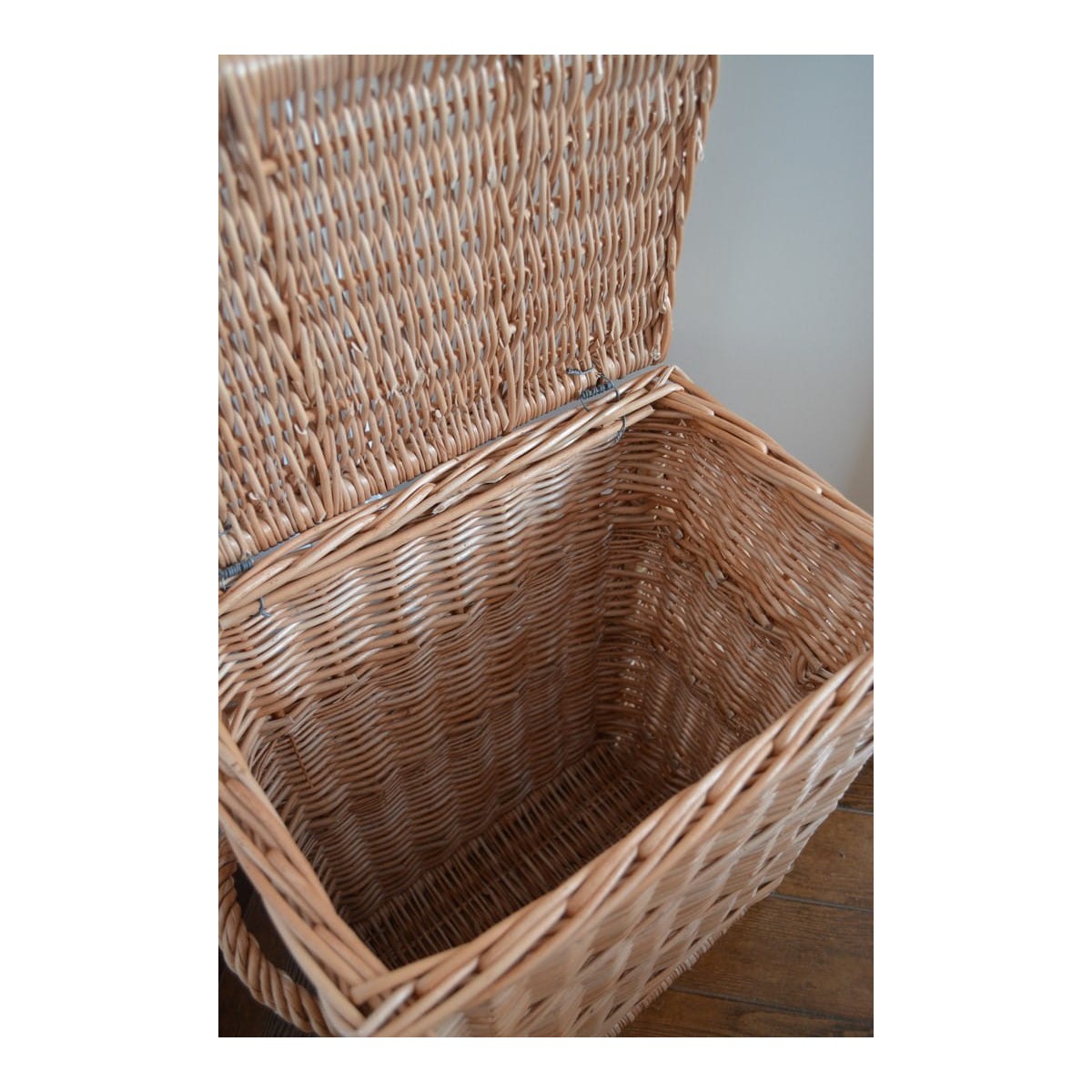 Cseresznyeszínű téglalap alakú szennyeskosár, magasság 60 cm