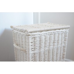 Fehér fonott szennyeskosár fürdőszobába, magassága 60 cm