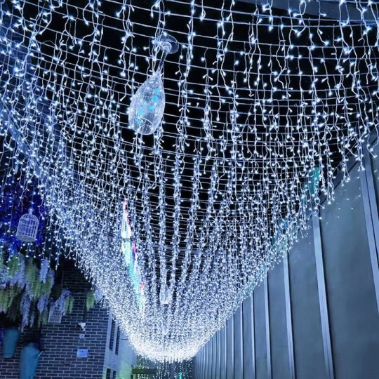 Függő fényfüzér – 300 LED jégcsapok – hideg fehér