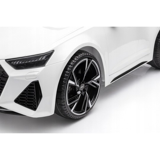 Fehér Audi RS6 elektromos kisautó