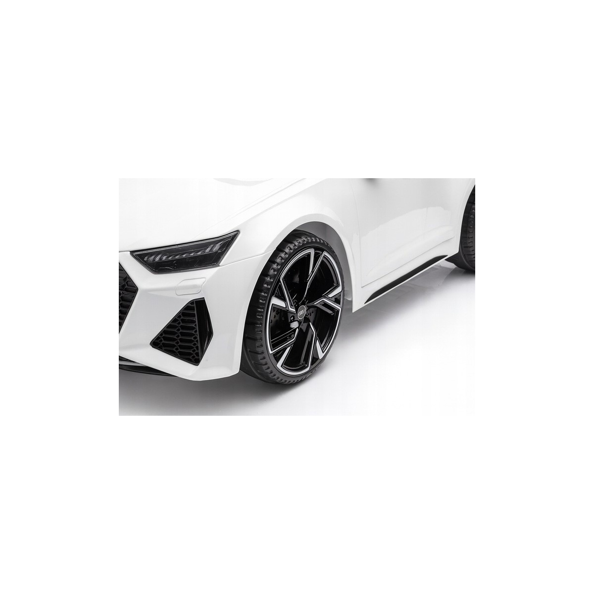 Fehér Audi RS6 elektromos kisautó