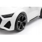 Fehér Audi RS6 elektromos kisautó