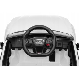 Fehér Audi RS6 elektromos kisautó
