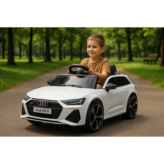 Fehér Audi RS6 elektromos kisautó