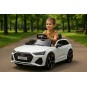 Fehér Audi RS6 elektromos kisautó