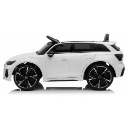 Fehér Audi RS6 elektromos kisautó