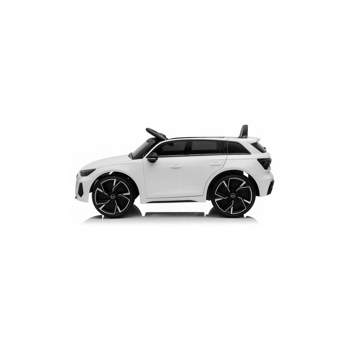 Fehér Audi RS6 elektromos kisautó