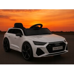 Fehér Audi RS6 elektromos kisautó