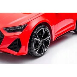 Luxusos piros elektromos Audi RS6 kisautó