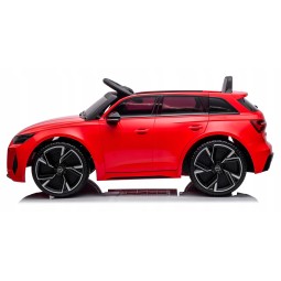 Luxusos piros elektromos Audi RS6 kisautó
