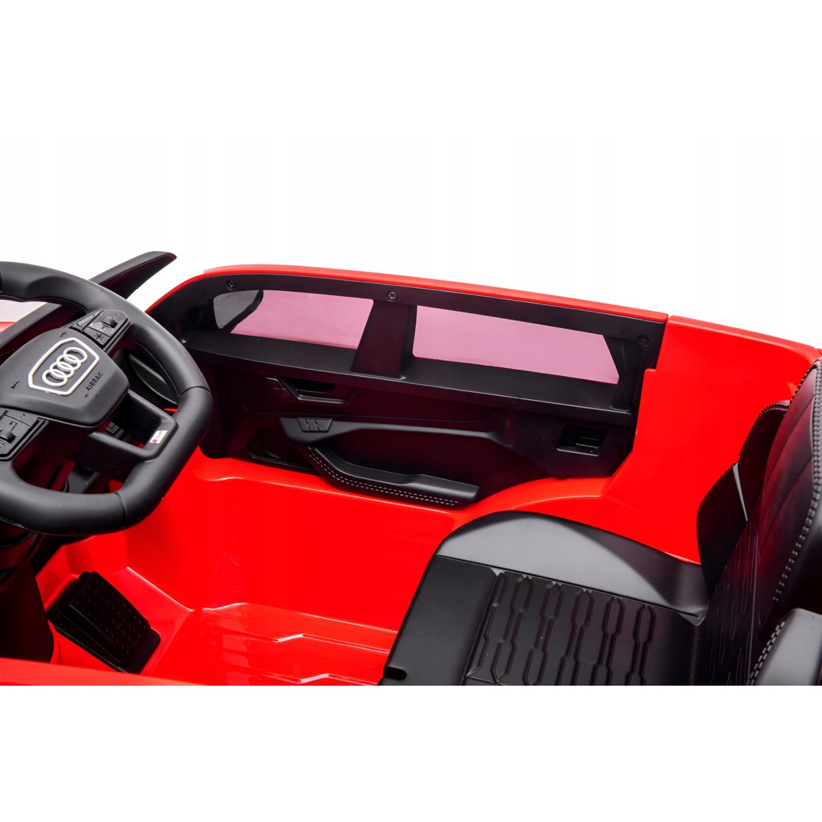 Luxusos piros elektromos Audi RS6 kisautó