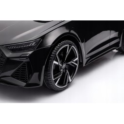Fekete színű Audi RS6 elektromos kisautó