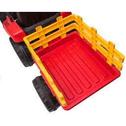 Piros színű akkumulátoros traktor pótkocsival