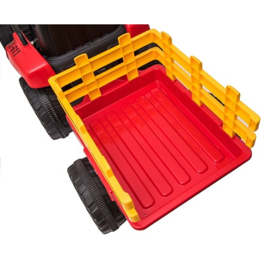 Piros színű akkumulátoros traktor pótkocsival