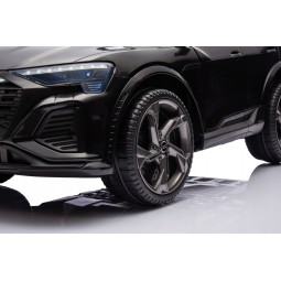 Fekete elektromos gyerekautó Audi RSQ8
