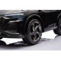 Fekete elektromos gyerekautó Audi RSQ8